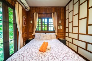 3 bedrooms, in-room safe, desk, free WiFi