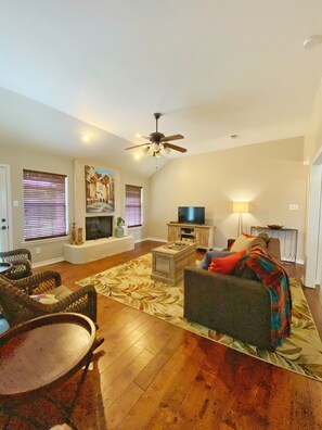 TV, fireplace