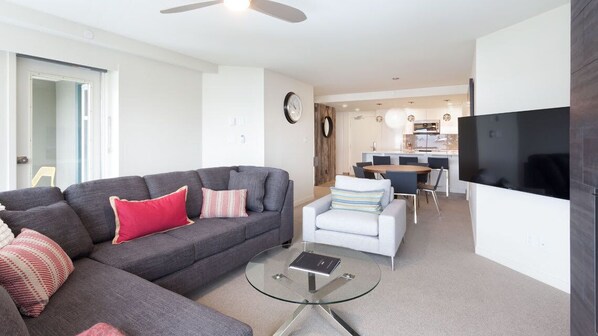 TV, fireplace, offices - Renovated condo w/pool & gym (Whistler)