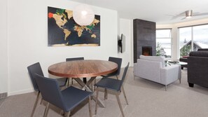 Dining - Renovated condo w/pool & gym (Whistler)