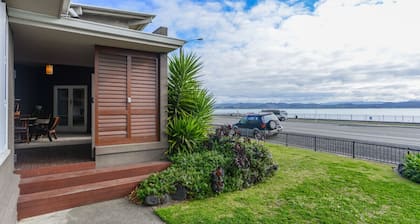 Breakwater Cottage - Napier Holiday Home