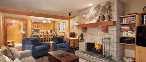 Televisión, chimenea y oficina