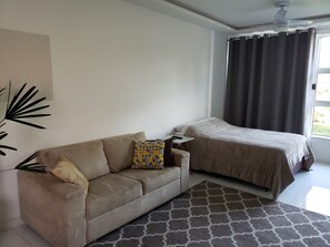 1 dormitorio, tabla de planchar con plancha, wifi y ropa de cama