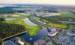 Eine Vogelperspektive eines Wohngebiets mit Golfplatz, See und Parkplatz.