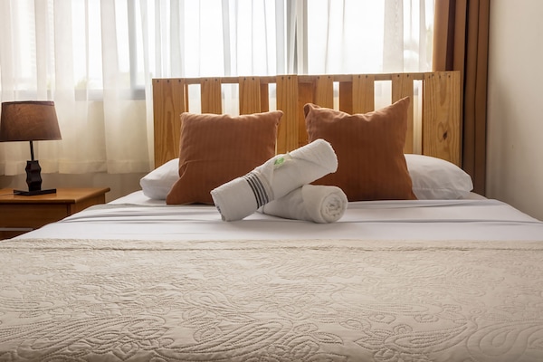 Habitación Deluxe | 1 dormitorio, ropa de cama de alta calidad, edredones de plumas