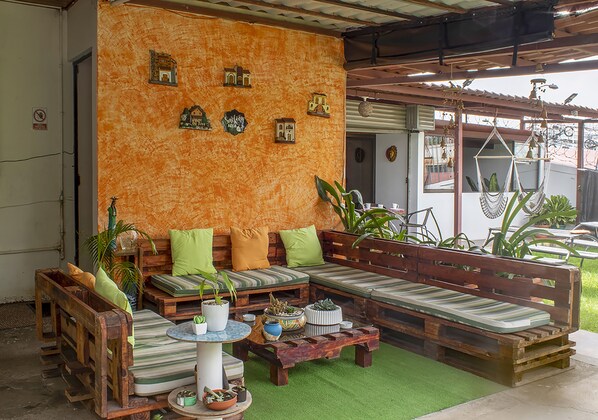 Televisión de pantalla plana de 32 pulgadas con canales por cable 