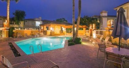 Limpio, cómodo y confortable entorno cerca de la piscina climatizada, wifi rápido, excelentes vistas.