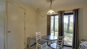 Dining - 2 Full beds hotel room/outdoor heated pool 101 (Killington)