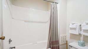 Combined shower/bathtub - 2 Full beds hotel room/outdoor heated pool 101 (Killington)