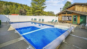 Pool - 2 Full beds hotel room/outdoor heated pool 101 (Killington)