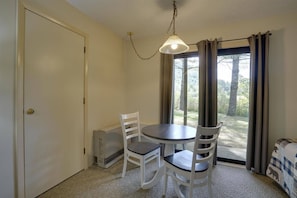 Dining - 2 Full beds hotel room/outdoor heated pool 101 (Killington)