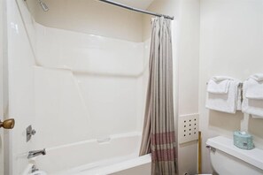 Combined shower/bathtub - 2 Full beds hotel room/outdoor heated pool 101 (Killington)