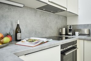 Fridge, oven, stovetop, dishwasher