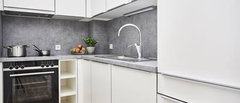 ثلاجة، فرن، موقد طهي مسطح، غسالة أطباق