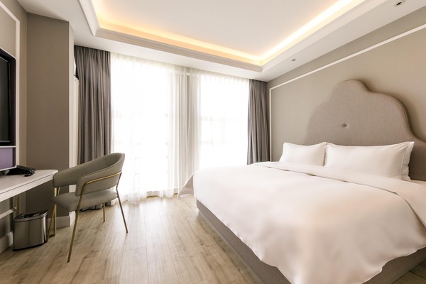 In-room safe, WiFi (free)