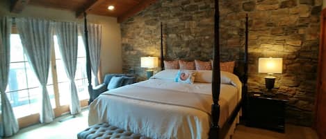 4 habitaciones, escritorio y tabla de planchar con plancha