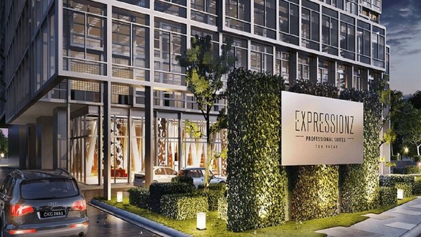 Moderni rakennus, jossa on Ton Razakin suunnittelema kyltti, jossa lukee ”Expressionz Professional Suites”.