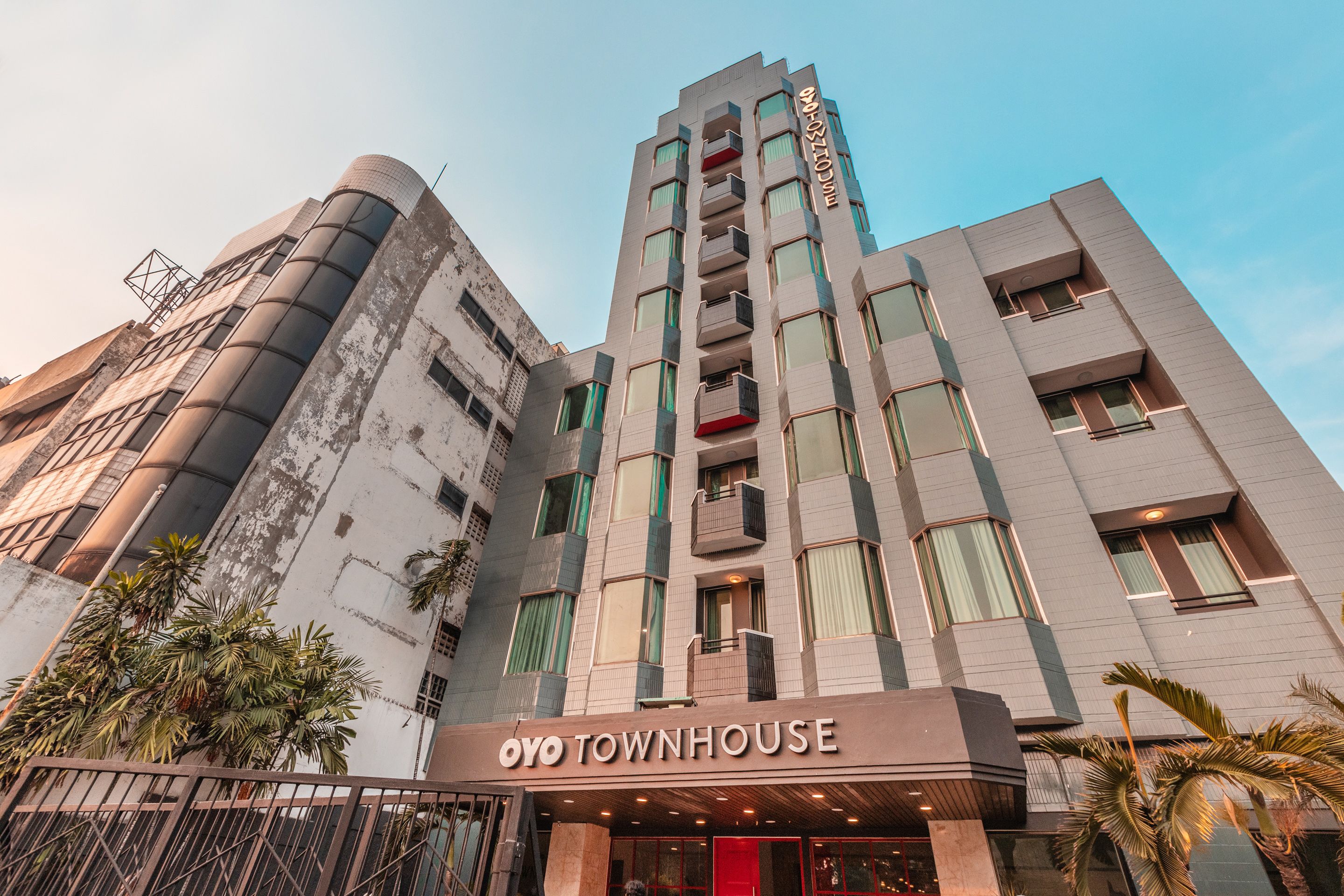 Un bâtiment moderne avec une enseigne indiquant « OYO TOWNHOUSE ».