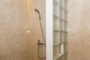 Bathroom - Pool View Suite in Ubud (Ubud)