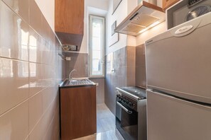 Microwave, stovetop - GuestHost - Comfortable Borgo Pio Apartment NEW! (Roma)