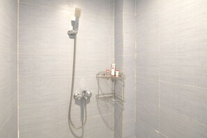 Douche, serviettes fournies