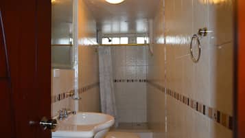 Habitación cuádruple Confort, 1 habitación, baño en la habitación, vista a la ciudad | Baño | Toallas, jabón, papel de baño