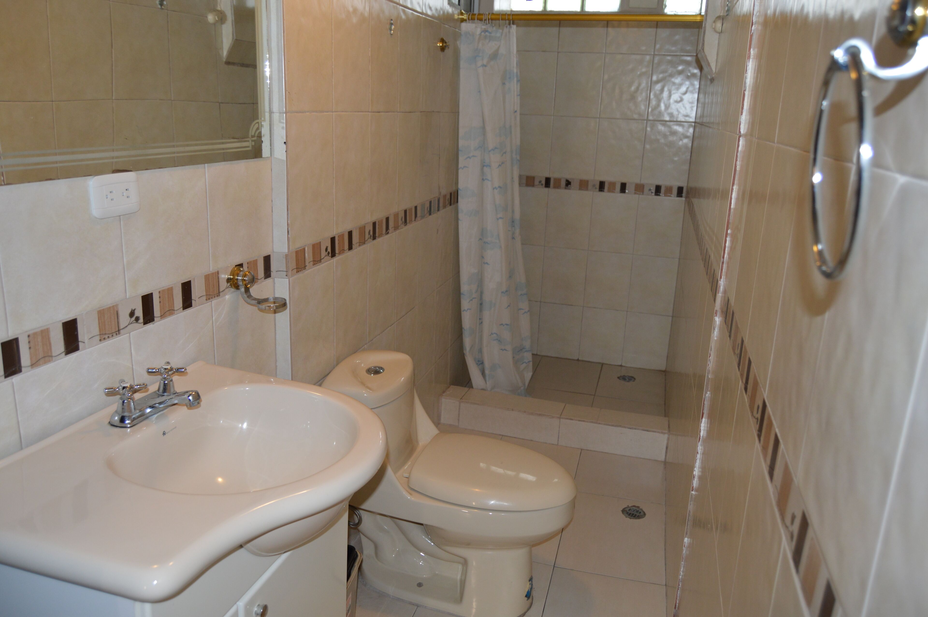 Comfort Quadruple Room, 1 Bedroom, Ensuite, City View | Bathroom | Towels, soap, toilet paper