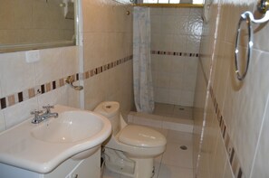 Chambre Quadruple Confort, 1 chambre, salle de bains attenante, vue ville | Salle de bain