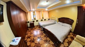 Comfort Quadruple Room, 1 Bedroom, Ensuite, City View | Desk, blackout curtains, soundproofing, free WiFi - Hostel Santiago de Latacunga (Latacunga)