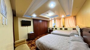 Habitación cuádruple Confort, 1 habitación, baño privado, vistas a la ciudad | Escritorio, cortinas opacas, sistema de insonorización y wifi gratis