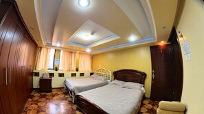 Chambre Quadruple Confort, 1 chambre, salle de bains attenante, vue ville