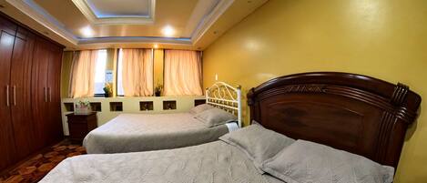 Chambre Quadruple Confort, 1 chambre, salle de bains attenante, vue ville