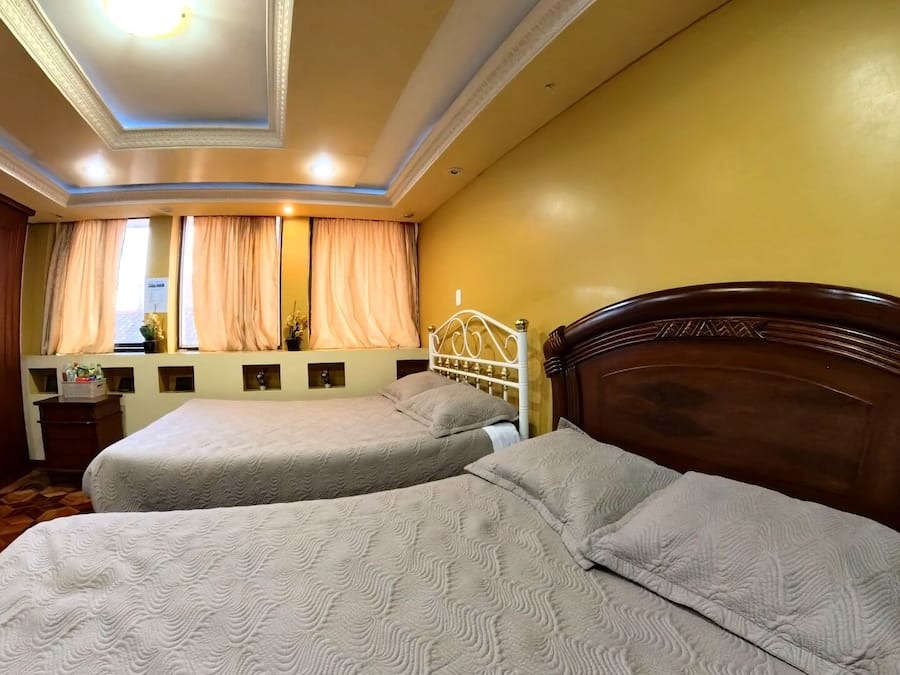 Escritorio, cortinas blackout, sistema de insonorización y wifi gratis