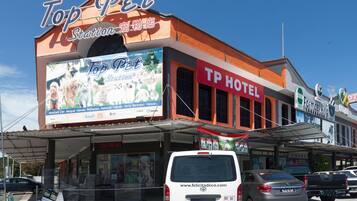 Ein Gebäude mit einem Schild 'Top Pet Station' und einem Schild 'TP Hotel'.