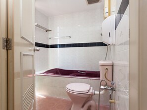 Suite superior | Baño | Regadera, amenidades de baño gratuitas, bidet, toallas 