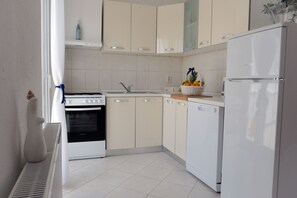 Réfrigérateur, four, plaque de cuisson, lave-vaisselle