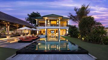 Luxury-Villa, 5 Schlafzimmer, Nichtraucher, Strandblick | Terrasse/Patio