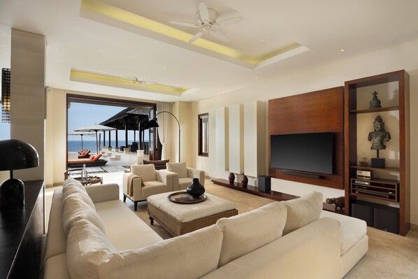 Villa Luxury, 5 camere da letto, non fumatori, vista spiaggia | Area soggiorno | TV LCD, lettore DVD, docking station per iPod, docking station per MP3