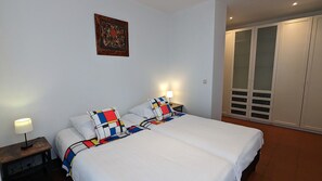 2 chambres, coffres-forts dans les chambres, fer et planche à repasser