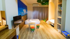 A hotel room with a bed, a TV, a small table, and two stools. - Bam House B&B (Tainan)