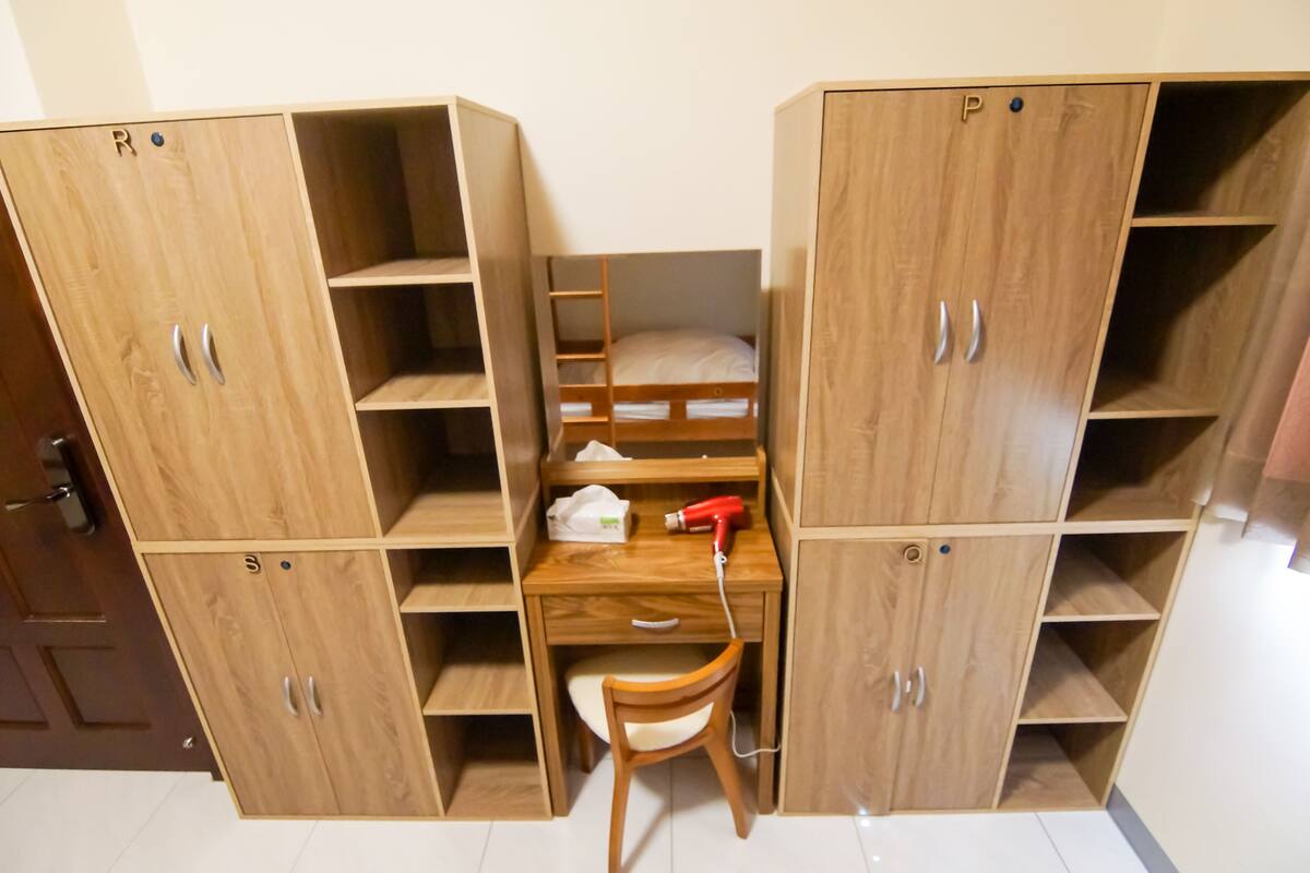 Dortoir partagé économique, femmes uniquement, salle de bains commune | Couette en duvet, rideaux d’obscurcissement, lit d’appoint (supplément)