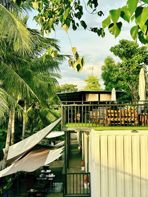 Exterior - Pig Dive Hostel (Moalboal)