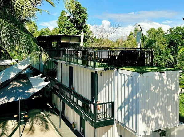 Exterior - Pig Dive Hostel (Moalboal)