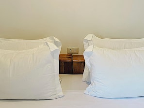 Blackout curtains, free WiFi, bed sheets - Pig Dive Hostel (Moalboal)