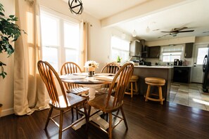 Dining - LAKE CUMBERLAND, ROMANTIC HOT TUB, FENCED YARD, RELAXATION, 100 meg WIFI (Somerset)