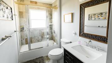 Ensemble douche/baignoire, sèche-cheveux, serviettes fournies