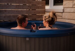Outdoor spa tub - LAKE CUMBERLAND, ROMANTIC HOT TUB, FENCED YARD, RELAXATION, 100 meg WIFI (Somerset)