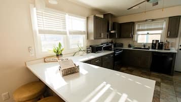 Frigorífico, microondas, horno y placa de cocina