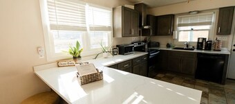 HOT TUB, FIRE PIT, FENCED YARD, FIREPLACE, COUNTRY TRANQUILITY 100 meg internet