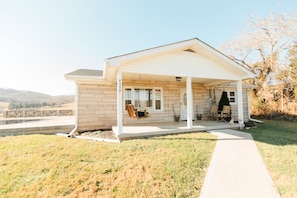 Exterior - LAKE CUMBERLAND, ROMANTIC HOT TUB, FENCED YARD, RELAXATION, 100 meg WIFI (Somerset)